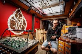 Je ogen zullen er ongetwijfeld afdwalen naar de vele bezienswaardigheden terwijl je geniet van een lekker biertje en een overheerlijke maaltijd. Ambiancecafe De Prof Aan Mechels Station Sluit Voorgoed En V Mechelen Gazet Van Antwerpen Mobile