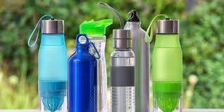 Con plastica si identificano un vastissimo repertorio di differenti sostanze caratterizzate da un'enorme quantità di differenti caratteristiche. Borraccia In Plastica Alluminio Acciaio O Vetro Ecco Quale Scegliere