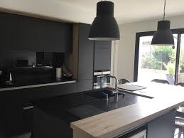 Cuisine Sans Poignee Noire Mat Avec Ilot Et Bar Evier Et Cave Sous L Ilot Cuisine Contemporaine Cuisine Moderne Cuisines Design