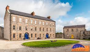 With 28 rooms, a view of the hudson river and a storied past, this castle house has hosted celebrities (prince, beyonce and scorsese, to name a few). Aktualisiert 2021 Thomond House Clarecastle Ferienhaus In Ennis Tripadvisor