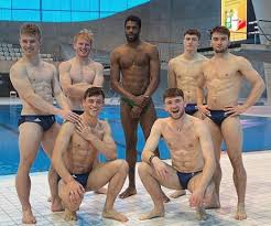 現年27歲的英國「跳水王子」tom daley 與23歲的搭擋 matty lee 在東京奧運26日的男子雙人高台跳水項目中奪得冠軍，贏得了人生中的第一面奧運金牌。 tom daley在奪金之後更是對鏡頭喊話：「我是世界奧運冠軍，我以身為同志為榮!」此一發言瞬間圈了無數粉絲，更有網友留言回應：「不，是同志以你為榮! Mc5jrp1awcpt M