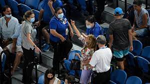 Earlier this month, 47 players slated to compete in the australian open were forced to quarantine after multiple passengers on two charter planes arriving in australia tested positive for covid. Australian Open 2021 Zuschauerin Pobelt Gegen Rafael Nadal Zeigt Stinkefinger Und Fliegt Raus