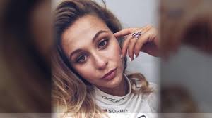 Vier weitere personen wurden bei dem crash verletzt. Nach Schwerem Unfall In Der Formel 3 Sophia Florsch Meldet Sich Zuruck