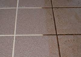 Streichende bewegungen entlang der fugen löst den schmutz und durch nachspülen mit klarem wasser verschwinden mögliche pulverrückstände. Fliesenfugen Reinigen So Geht Es Schnell Und Leicht Ratgeber Magazin Rat Und Hilfe Fur Das Alltagliche Leben