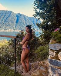 E' lui l'uomo più desiderato: Belen In Bikini Su Instagram Gli Hater Vai A Napoli A Fare La Moglie Lei Inizio Ad Avere Paura