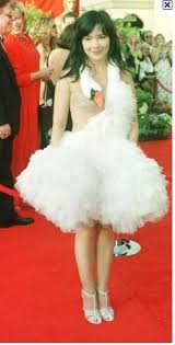 Bjork Swan Dress Costume Bjork Swan Dress 2001 Oscars Bumble Bee And Hagrid Costume Bjork Swan Dress Bjork Swan Dress Swan Dress