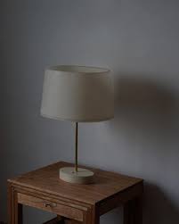 yaichi utsuwa antique cafe on instagram こちらはナカオタカシさんのテーブルランプ オーバルです 自然光でも美しいガラス繊維の素材感は不思議な魅力があります シンプルな素材感にこそ 手の込んだ仕事がいるのだと思います テーブルランプ