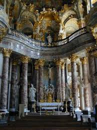 Der chorraum wurde im jahr 1988 von hubert elsässer umgestaltet und verbindet seither barocke und moderne formen. Hofkirche Der Residenz Wurzburg