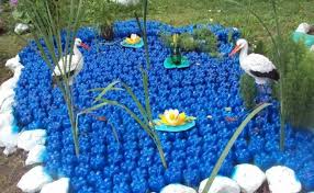 поделки для сада из пластиковых бутылок своими руками мастер класс Cvety I Figurki Iz Plastikovyh Butylok Shin Montazhnoj Peny Dlya Sada Svoimi Rukami Foto A Butylka Podelki Iskusstvo Iz Plastikovyh Butylok Idei Dlya Podelok