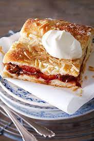 Gedeckter Pflaumenkuchen Vom Blech Mit Mandelkruste Rezept Lecker Pflaumenkuchen Rezept Pflaumenkuchen Kuchen