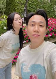 Bạn thân Trấn Thành đưa vợ trẻ đi du lịch Mỹ sau đám cưới