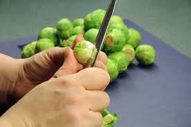 Prima della cottura, togliere le foglie esterne scolorite e aperte e tagliare il gambo. Scuola Di Cucina Pulire I Cavolini Di Bruxelles Le Ricette Dello Spicchio D Aglio