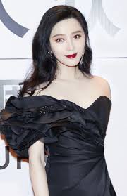 Phạm băng băng là một trong những đại hoa đán thuộc song băng ngang hàng tứ đại hoa đán. Ná»¯ Hoang Pháº¡m BÄƒng BÄƒng Trá»Ÿ Láº¡i Hoanh Trang Chiáº¿m Song Weibo Vá»›i Tháº§n Thai Ä'áº³ng Cáº¥p Visual Cháº¥p Camera ThÆ°á»ng