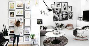 Può sembrare banale, ma quando arriva il momento di organizzare la zona giorno la priorità va senza dubbio all'arredamento. Una Parete Di Quadri Per Decorare Casa In Modo Creativo 15 Idee Originali