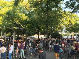 Bu hareket, ilk olarak san francisco'da, 25 eylül 1992 tarihinde, yaklaşık elli kadar bisikletçi ile başlamıştır. Critical Mass Zurich August 2019