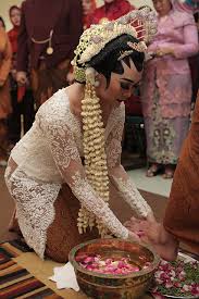 Salah satu model pakaian pengantin yang dipakai setelah kembali dari ganti menuju ketempat duduknya. Pernikahan Adat Jawa Kental Di Kota Semarang The Wedding The Bride Dept