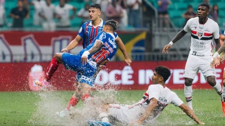 Sob forte chuva e reden&ccedil;&atilde;o, Bahia vence S&atilde;o Paulo na Fonte Nova em jogo movimentado de cinco gols