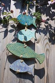 Das Maritime Windspiel Ist Aus Weissem Ton Gefertigt Du Kannst Es Sowohl Im Garten Als Auch Im Haus Entsprechend D Ceramic Wall Decor Ceramic Fish Wind Chimes