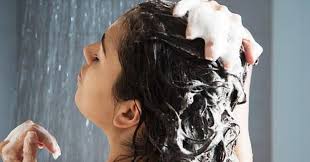 Il bicarbonato è utile in caso di capelli sfibrati e fragili. Lavare I Capelli Solo Con Bicarbonato Ed Aceto Di Mele Nuovo Trend Dagli Usa Livers2000