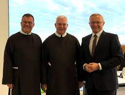 Mai 2019 legte bruder johannes maria krüger ffsc in der mutterhauskirche der franziskanerbrüder vom heiligen kreuz in hausen an der wied die ewige profess ab. Neuer Generalober Der Franziskanerbruder Besuchte Den Landrat Nr Kurier De