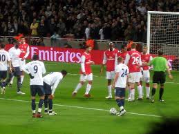 Jika pelanggaran oleh tim lawan terjadi di area kotak penalti, maka akan berbuah penalty kick. Tendangan Bebas Dalam Permainan Sepak Bola Langsung Tidak