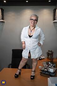 Mature Midget Sara One is having sex with pretty toyboy Cris Angelo - Mature .nl