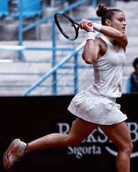 Hizo su debut con el equipo de grecia de la fed cup en 2012. H 8rylikh Oikogeneia Ths Marias Sakkarh Koyrdisto Portokali