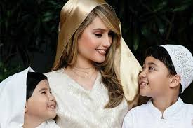 Ini awal mula kisah cinta wulan dan adilla. Punya Wajah Bule Siapa Sangka 10 Artis Ini Ternyata Beragama Islam