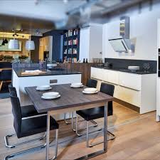Grosse Inselkuche Mit Mattglasfronten In Kristallweiss In 2020 Wohnzimmer Mit Offener Kuche Kochinsel Mit Tisch Haus Kuchen