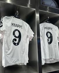 ✨😍 Así luce la camiseta de Mbappé en la tienda oficial del Real Madrid. #FullFutbol #Mbappe #RealMadrid