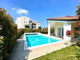 Proponiamo su residence con piscina (a sfioro in mosaico h 1,40mt) di 22 unità (su 3 piani), appartamento piano terra composto da soggiorno. Appartamento In Villa Daniela Con Italien Lido Di Jesolo Booking Com