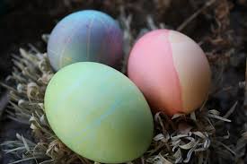 make colored easter eggs using natural dyes