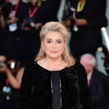 Mais l'icône du cinéma français garde néanmoins de très beaux souvenirs avec eux, en marge de tournages à l'étranger, comme pour le film indochine où ses enfants l'ont rejointe sur place. Catherine Deneuve Son Petit Fils Igor Arrete Dans Une Affaire De Fausse Monnaie Gala