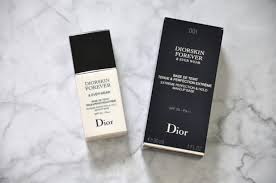 Commencez par les zones nécessitant une couvrance plus importante, comme le centre du visage, et étirez vers les contours du visage. La Base Pour Le Visage Diorskin Forever Ever De Dior Je Ne Recommande Pas Reglisse Myrtilles