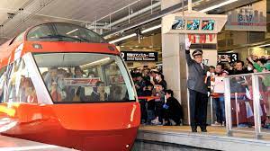 プラットホームからあふれんばかりの鉄道ファンに見送られて 真新しい赤い列車が新宿駅を出発した 3月17日午前9時 小田急電鉄の新型特急ロマンスカー 70000形 愛称 gse がデビューを飾った だが この日 鉄道 写真 駅 ロマンスカー