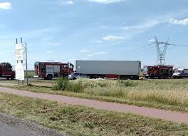 Ponieważ akurat na tym odcinku remontowany jest jeden z torów, składy jadą tylko drugim. Vw 9lmb0mgpbpm