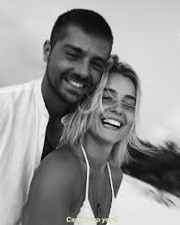 Lourenço ortigão e kelly bailey apaixonados e com novos visuais lourenço ortigão, um dos protagonistas de 'prisioneira', volta a criticar a novela, que não deixa saudades ao jovem ator, que garante que houve, contudo, aspetos positivos neste projeto: Kelly Bailey Reage As Noticias Do Casamento Em Segredo Com Lourenco Ortigao Nacional Flash