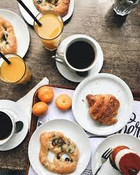 Petit dejeuner qui cale longtemps. A L Heure Du Petit Dejeuner