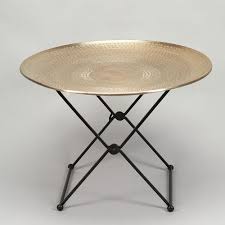 pour ceux qui aiment le style oriental en deco table basse ronde plateau en aluminium martele pietement en table basse table basse ronde decoration maison