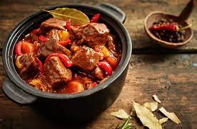 Se serveste presarat cu frunza de patrunjel verde si cu smantana. Macar Gulas Nasil Yapilir Macar Gulas Tarifi Ve Malzemeleri