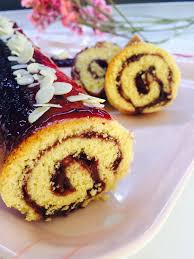 Separate i tuorli dagli albumi, montate i primi insieme allo zucchero, con un paio di fruste elettriche, fino a ottenere un composto molto chiaro e spumoso. Rotolo Di Pasta Frolla Con Marmellata E Mandorle Blog Di Cucinachepassione