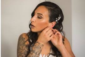 It's all in the final touches 💄😍 Alyssa opted for a that natural glossy  nude, and it could not have been more beautiful. What's your go to lip  combo these days? |