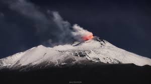 L'attività è confinata a una zona deserta, si escludono rischi per la popolazione. Sull Etna Inizia A Nevicare Le Spettacolari Foto Di Emilio Messina Normanno Com