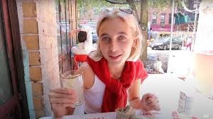 Emma Chamberlain'S Vlog Camera, Film Camera, Editing Software & More (2024)