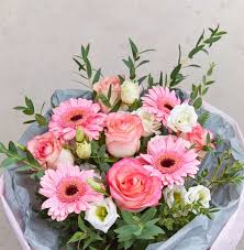 Insieme al significato dei fiori e al colore dei fiori, il nome dei fiori è una simpatica curiosità da conoscere prima di fare un regalare un omaggio floreale. Fiori Festa Della Mamma Efiorista Online In Italia Ti Aiuta Ad Inviare E Consegnare Fiori E Piante Per La Festa Della Mamma