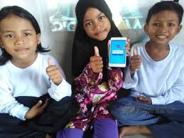 Bantuan juga termasuk data percuma. Telefon Pintar Percuma Untuk Pelajar Sekolah B40