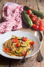 A differenza della classica pasta con le zucchine, abbiamo trattato questo piatto come se fosse un risotto: Pasta Con Zucchine E Pomodorini Primo Piatto Cremoso Facilissimo