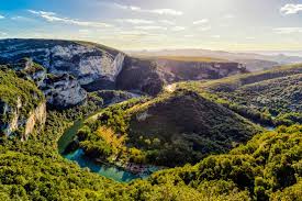 The ardèche river, which gives its name to the département, springs from the rocks here, and the ardèche gorges we leave vals, and carefully pick our way around aubenas's urban sprawl. Ardeche Spektakulare Schluchten Und Faszinierende Unterwelt Franks Travelbox