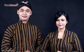 Model baju batik jawa couple memberikan inpirasi terbaik saat ini untuk menggunakan baju batik yang sedang kamu cari serta idamkan. Baju Adat Jawa Penjelasan Dan Gambar Lengkapnya
