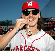 Former WooSox fan fave Fitzgerald makes MLB debut at age 30